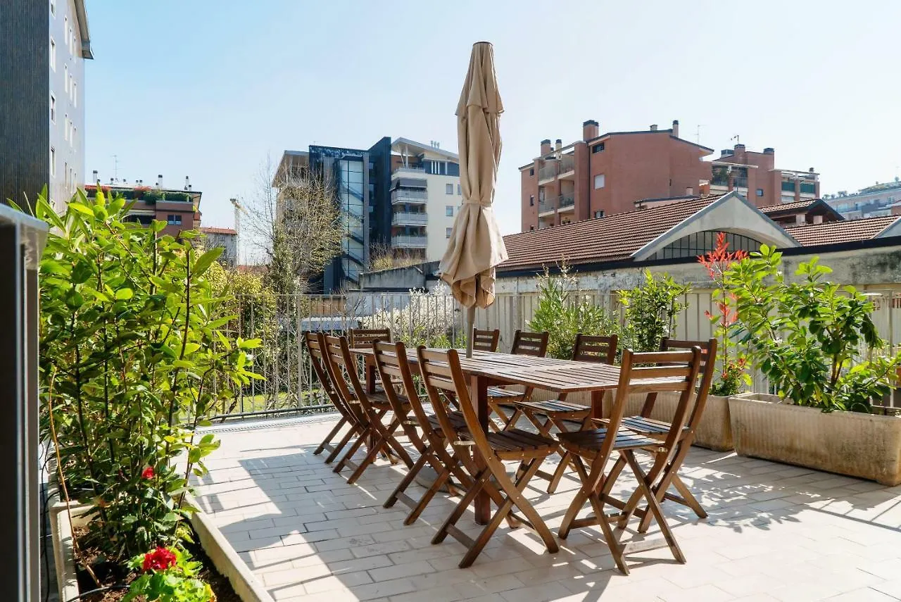 Four Bedroom Villa Near Metro Milan Apartment