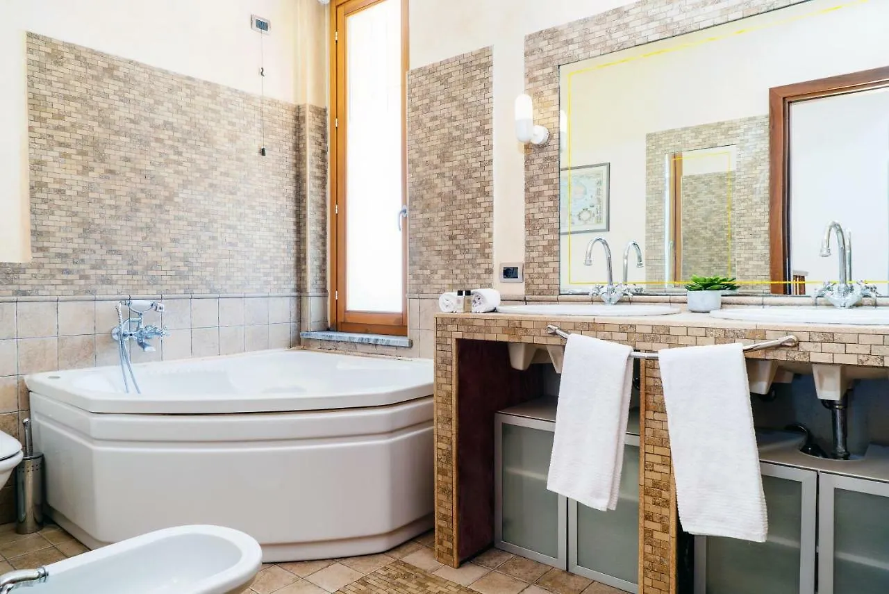 Four Bedroom Villa Near Metro Milan Apartment