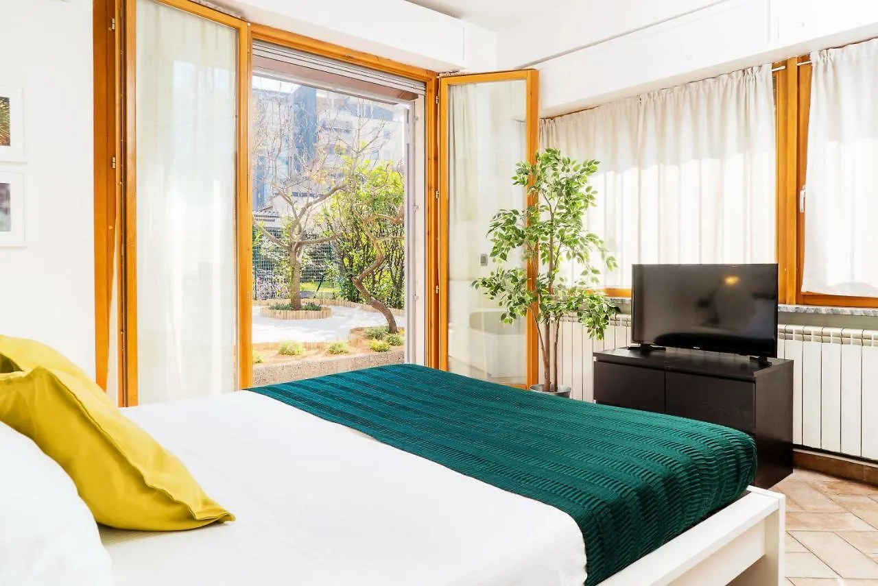 Four Bedroom Villa Near Metro Milan Apartment