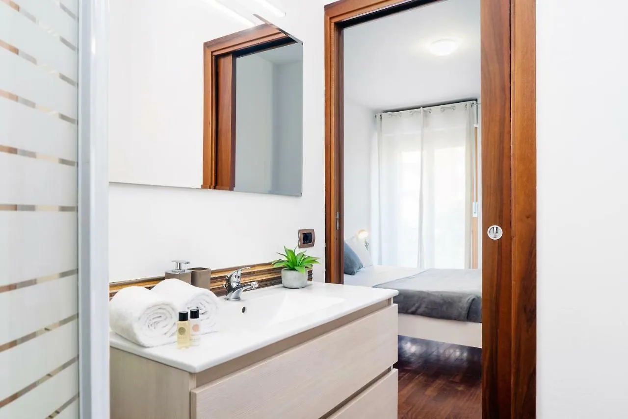 Four Bedroom Villa Near Metro Milan Apartment