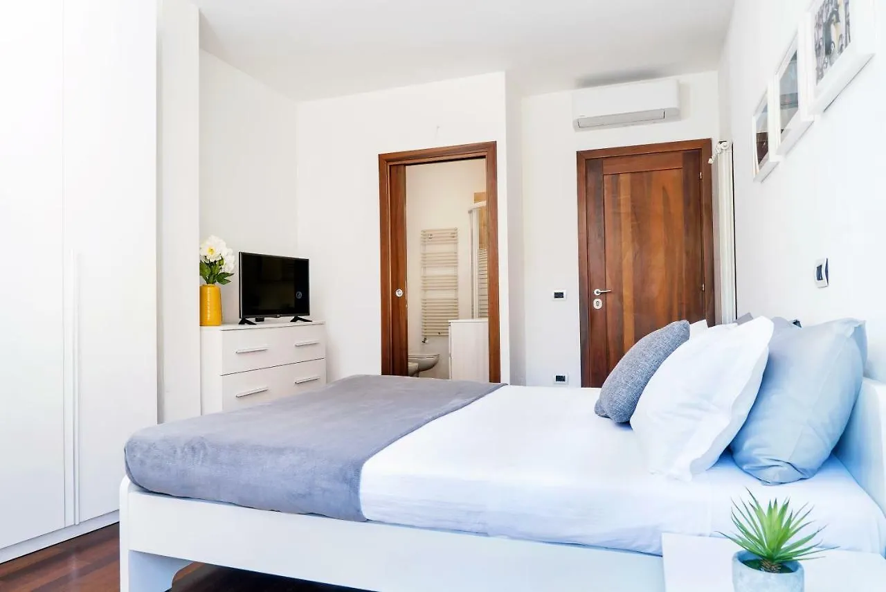 Four Bedroom Villa Near Metro Milan Italy